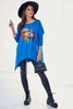 Oversize-Bluse mit Regenbogen-Lippen-Print kornblumenblau