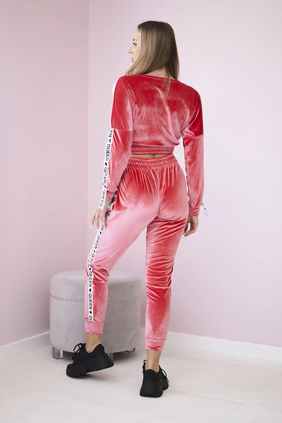 Velúrová súprava s nápisom Queen malina