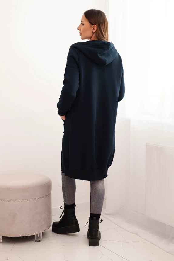 Isoliertes Sweatshirt mit langer Kapuze marineblau