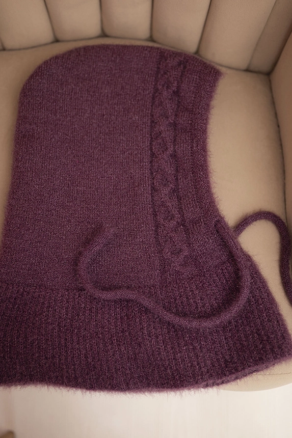 Moteriška kepurė su gobtuvu, su raišteliu ir kaspinu tamsiai violetinė