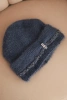 Damenwintermütze flauschig mit Perlen und dekorativem Muster jeansblau
