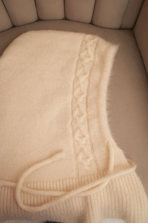 Dámska čiapka s kapucňou, viazaním a vrkočovým vzorom ecru