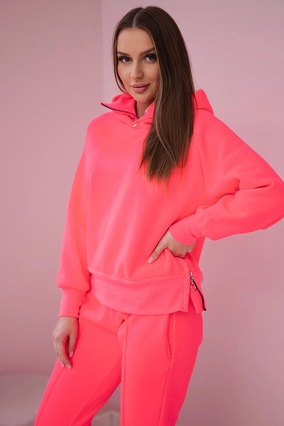 Isolierter Rollkragenpullover und Kapuzenset rosa neon