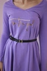 Kleid mit Ziergürtel und Aufschrift lila