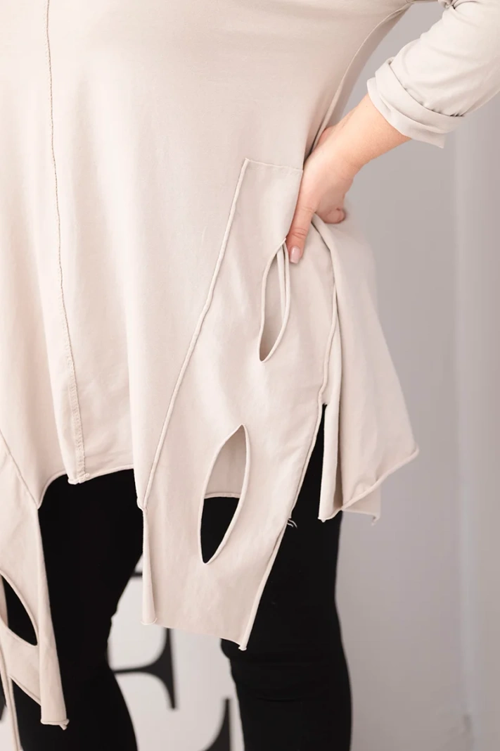 Dámská bavlněná blůza Plus Size s asymetrickým spodním lemem a výřezy béžová