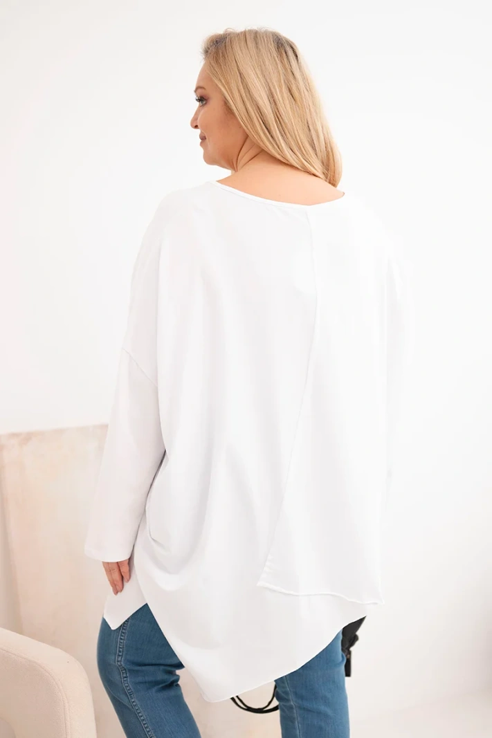 Moteriška medvilninė bluzonė Plus Size su asimetriniu apačiu ir V formos iškirpte balta