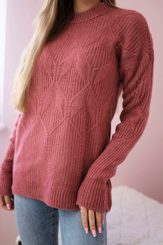 Sweater put on over the head with a fashionable weave dark pink