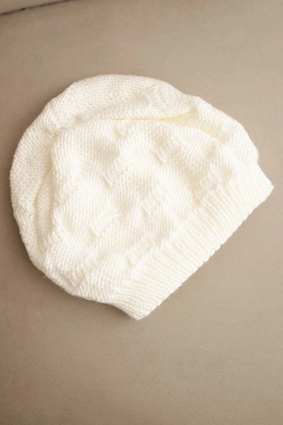 Women's winter cap made of wool with a decorative weave K451 ecru