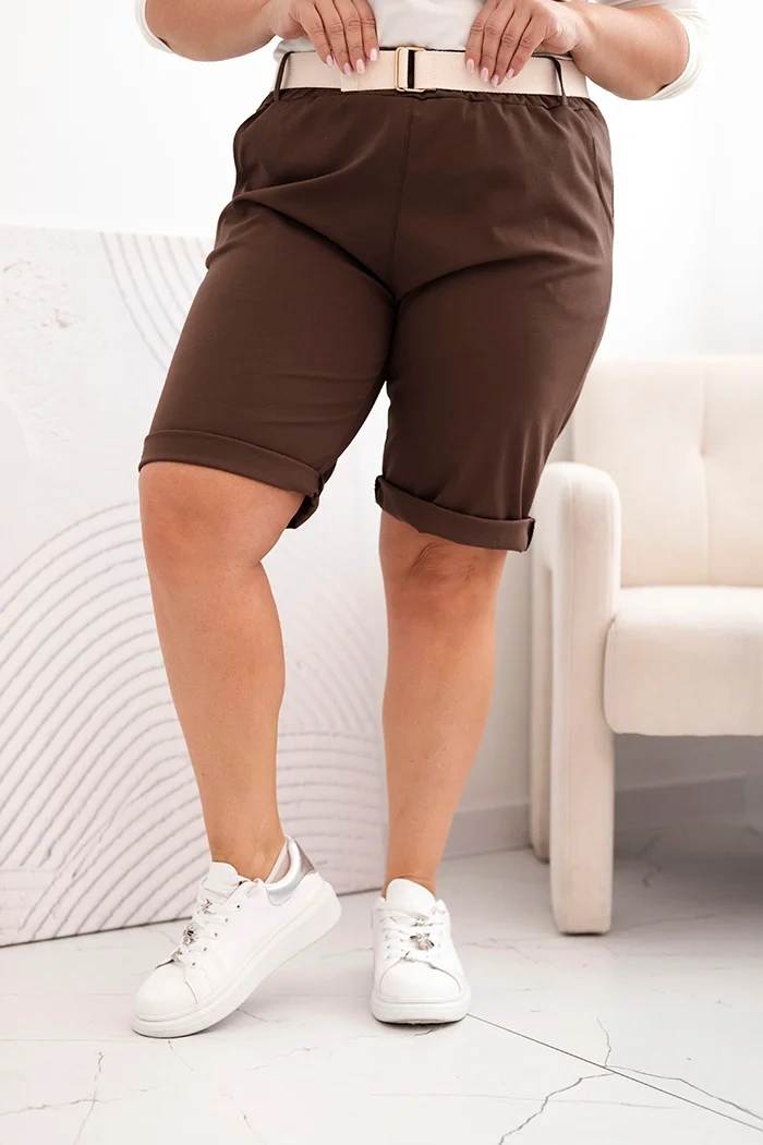 Medvilninės moteriškos šortai Plus Size su diržu rudas