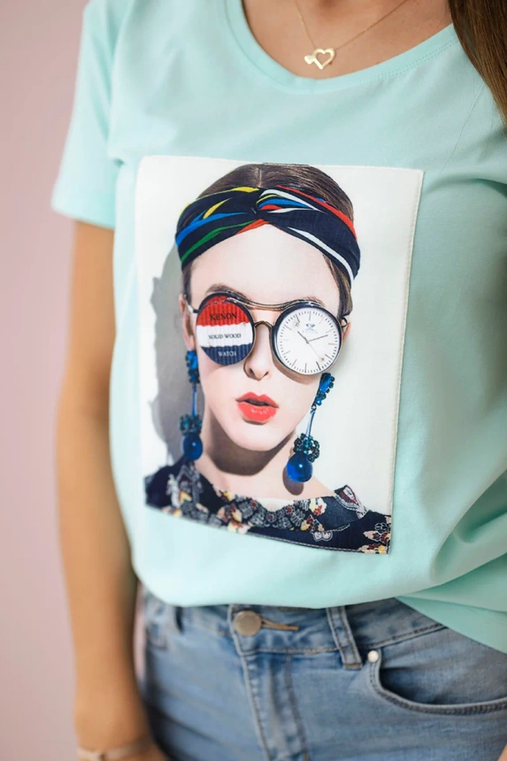 Blouse with a woman's graphics mint