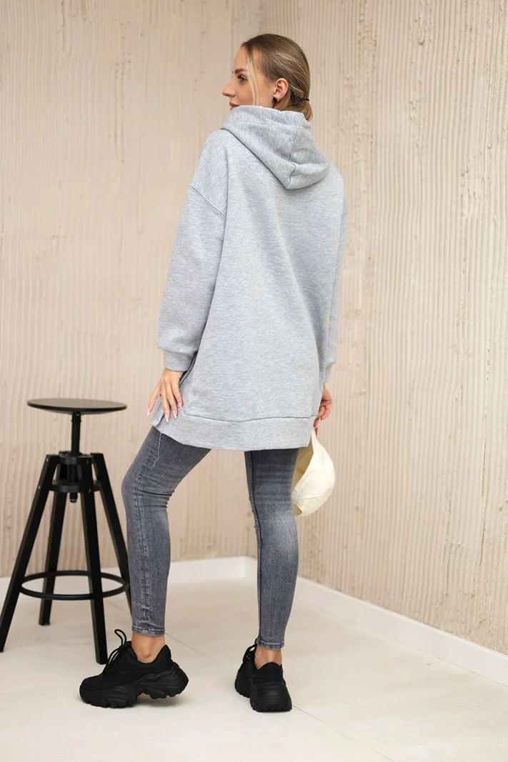 Isoliertes Sweatshirt mit Druckknöpfen grau