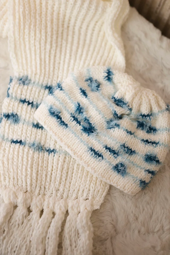 Moteriškas komplektas su šaliku Anika K304 ecru + džinsai