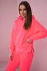 Isolierter Rollkragenpullover und Kapuzenset rosa neon