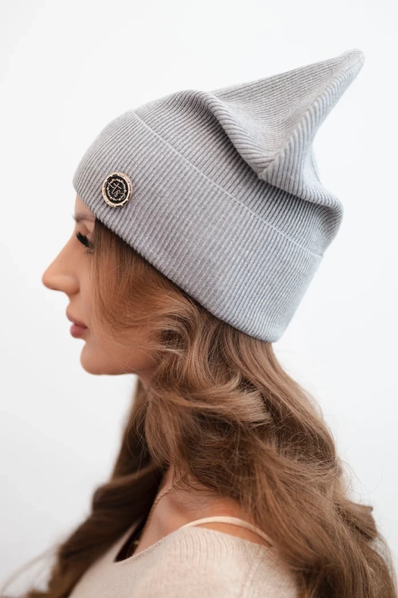 Women's ribbed cap made of modal and viscose with a decorative button gray