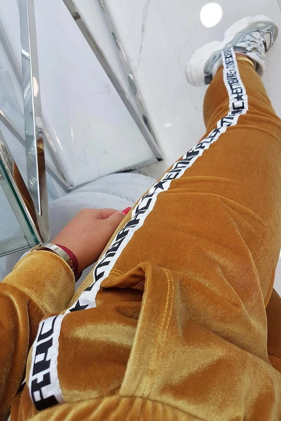 Velúrový súprava s ozdobnými stuhami horčica