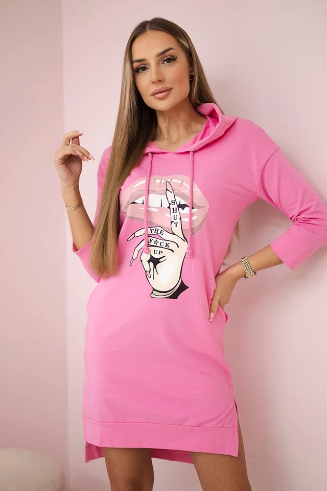 Šaty s dlhším chrbtom a farebnou potlačou svetlo ružová