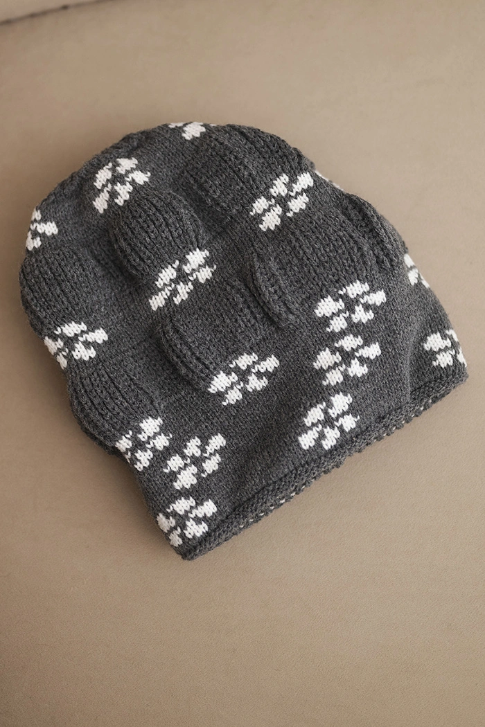 Damenwintermütze gestrickt mit Schneeflockenmuster K463 grafit