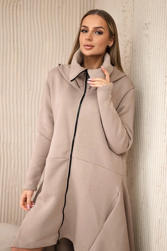 Isoliertes Kleid mit längeren Seiten dunkelbeige