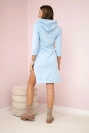 Kleid mit längerem Rücken und buntem Druck blau