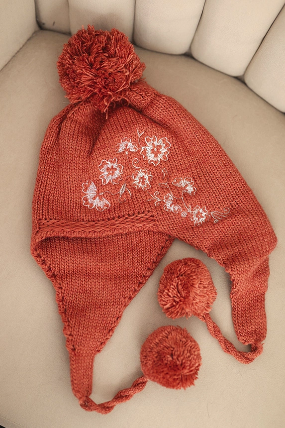 Czapka damska zimowa uszatka z pomponami K431 ruda