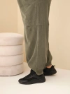 Dámské kalhoty bavlněné Plus Size manšestrové s gumou v pase a kapsami khaki