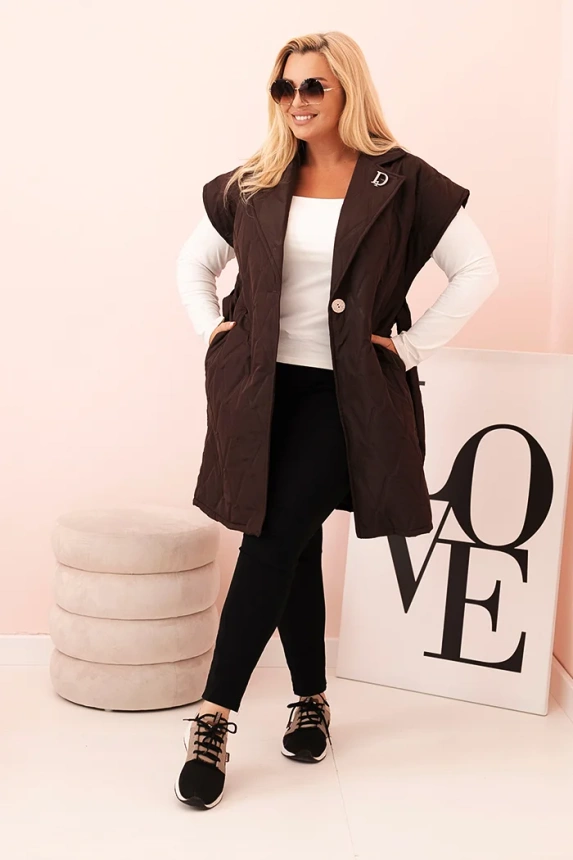 Dámská vesta Plus Size prošívaná s páskem a límcem hnědá