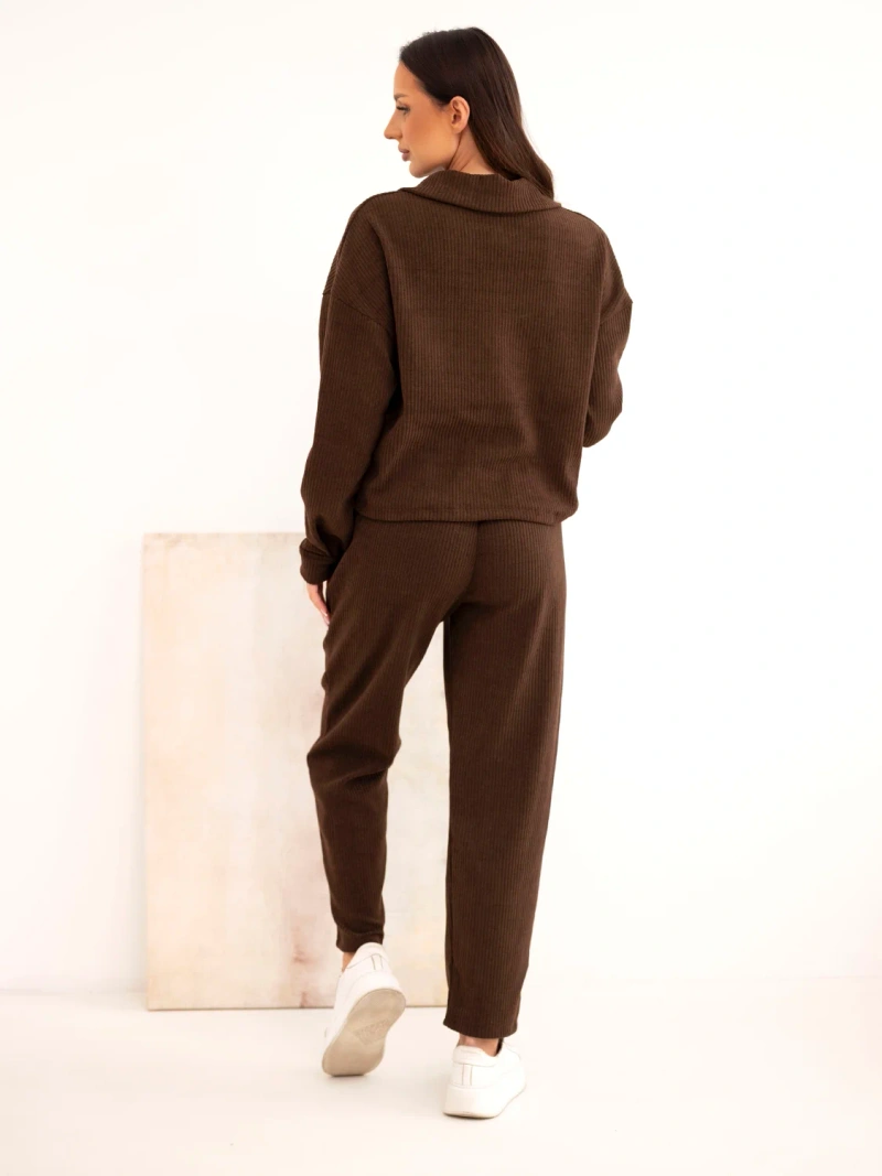 Damenanzug aus Viskose Cord mit Jacke und Hose mit Gürtel braun