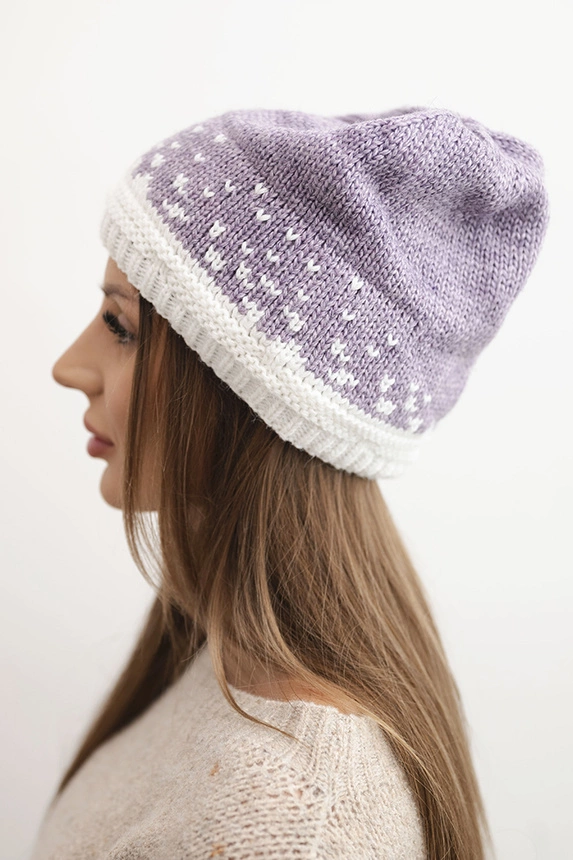 Moteriška žieminė vilnonė kepurė su geometriniu raštu K477 violetinė + balta