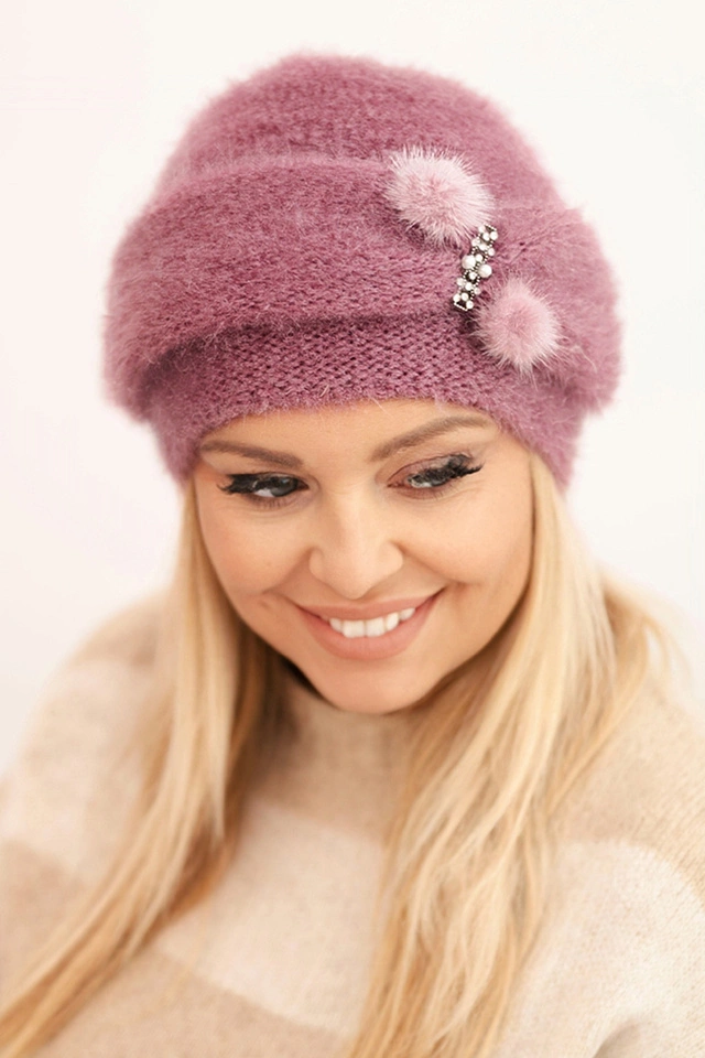 Czapka damska zimowa puszysta z ozdobą i futerkiem ciemno różowa
