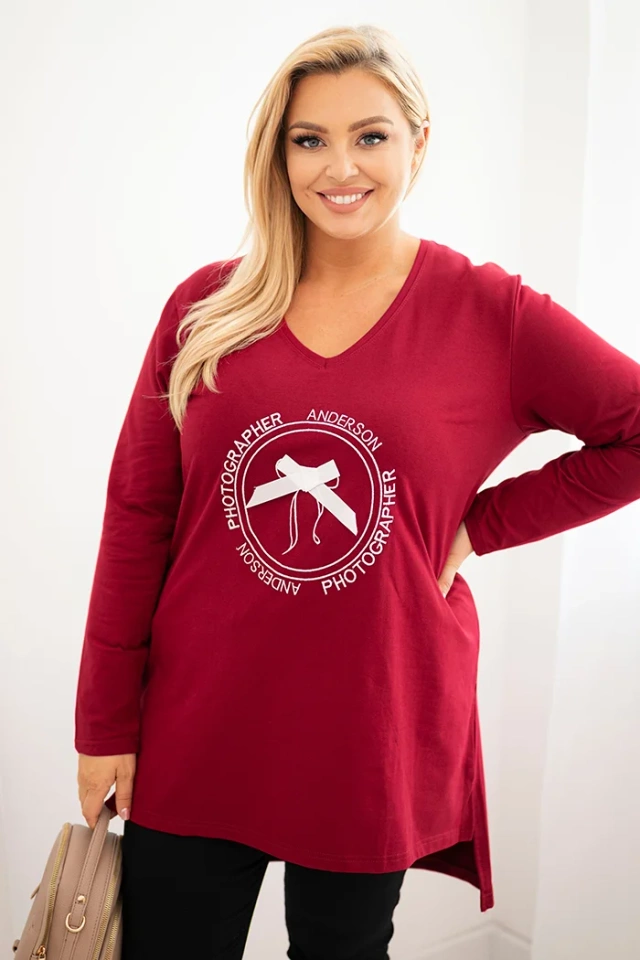 Bluzka damska z dłuższym tyłem i nadrukiem bordowa