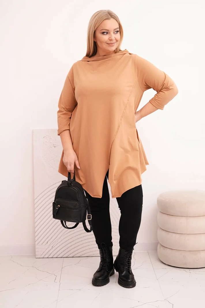 Moteriška medvilninė Plus Size asimetriška bluzonė su sukamu rankoviu šviesiai kamelinė