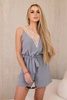 Kurzer Jumpsuit mit dekorativer Spitze grau