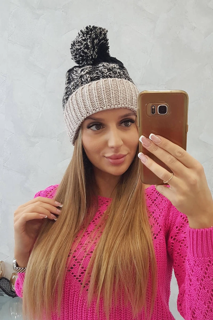 Dámska čiapka s pomponom Abigail K326 čierna+béžová