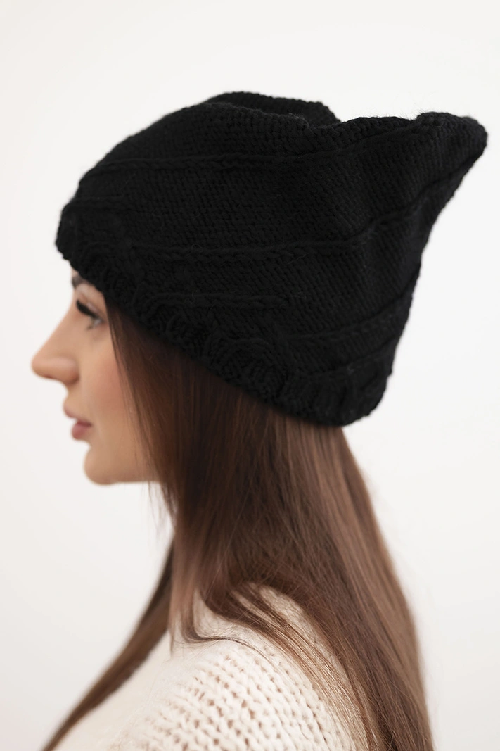 Women's winter hat with decorative weave and classic design K372 black