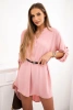 Šaty s delšími zády a pásem pudrově růžová