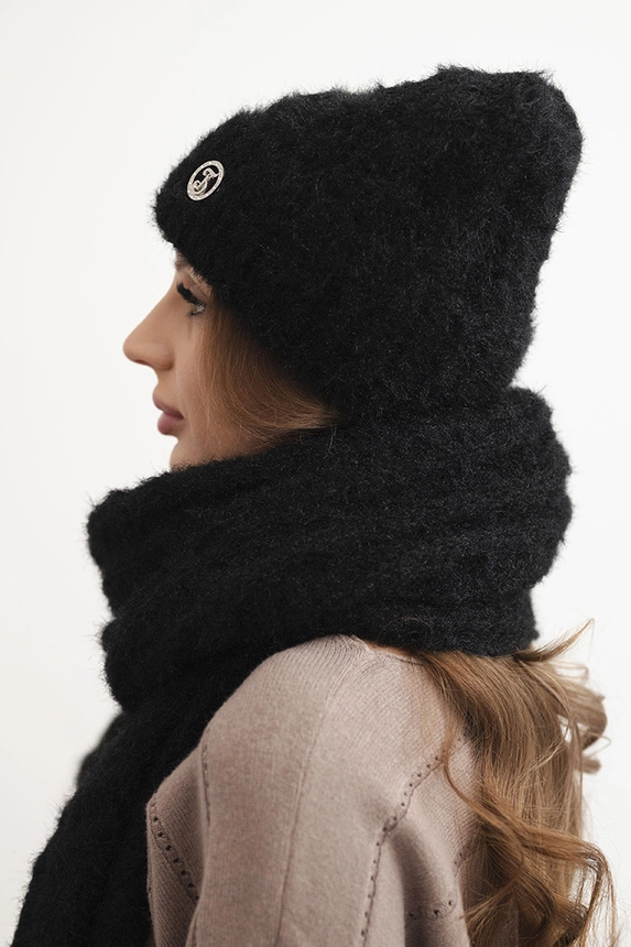 Dámská souprava čepice a šály s proužkem s ozdobou černý