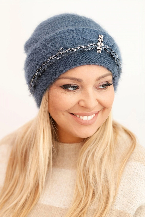 Damenwintermütze flauschig mit Perlen und dekorativem Muster jeansblau