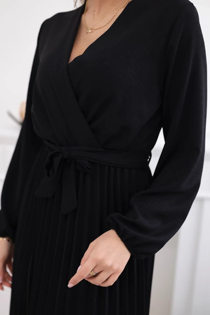 Dress tied with a pleated hem black