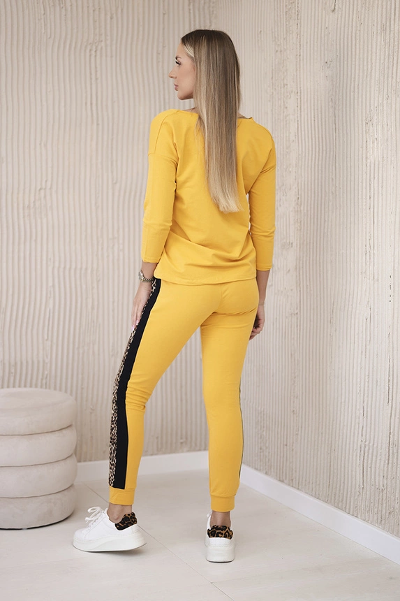 Set with panther motif mustard