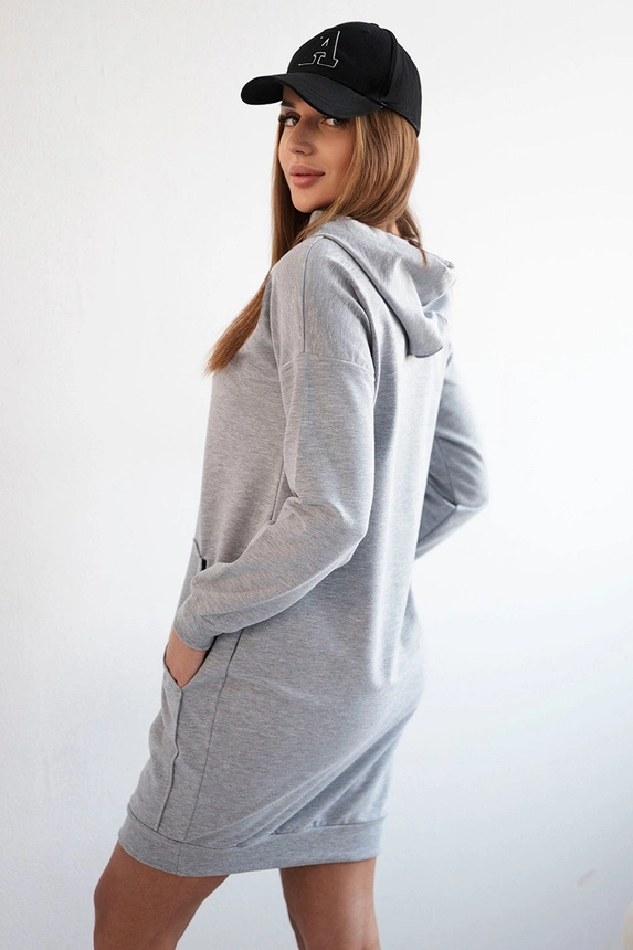 Graues Kleid mit Kapuze