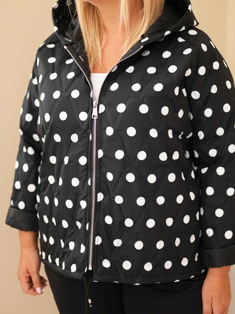 Moteriška striukė Plus Size su gaubtu ir taškeliais juoda