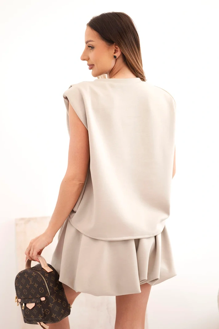 Women's butter set with sleeveless blouse and wide-leg shorts dark beige
