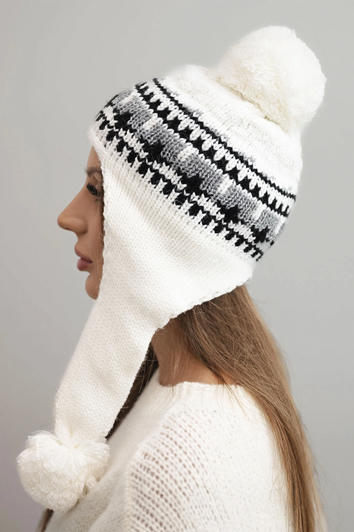 Damenmütze aus Wolle Winter mit Ohrenklappen und Pompons K436 weiß
