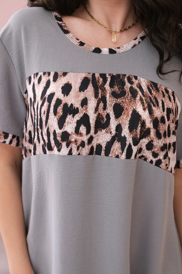 Kleid mit Leopardenmuster grau