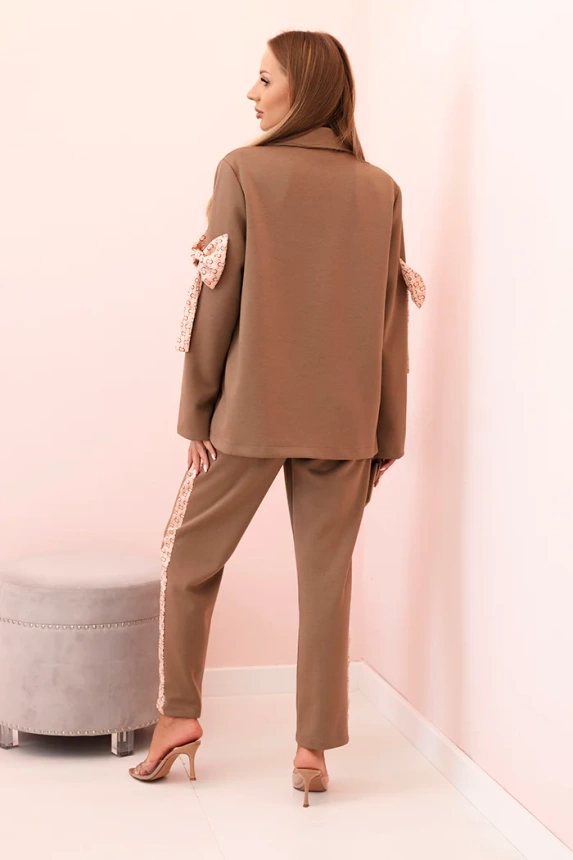 Damenanzug aus Viskose – Blazer mit Revers und Hose mit Paspel camelowy