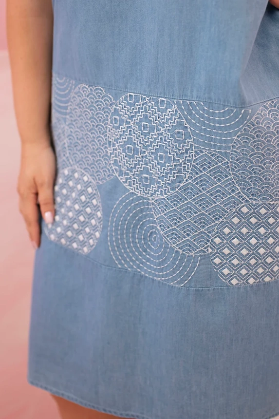 Dámske plus size šaty bez rukávov s ozdobným vzorom svetlá džínsová