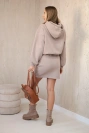 Isoliertes Kleid mit Umschlag unten dunkelbeige