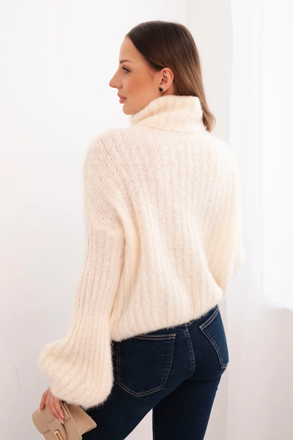 Sweter damski z moheru z bufiastymi rękawami i golfem ecru