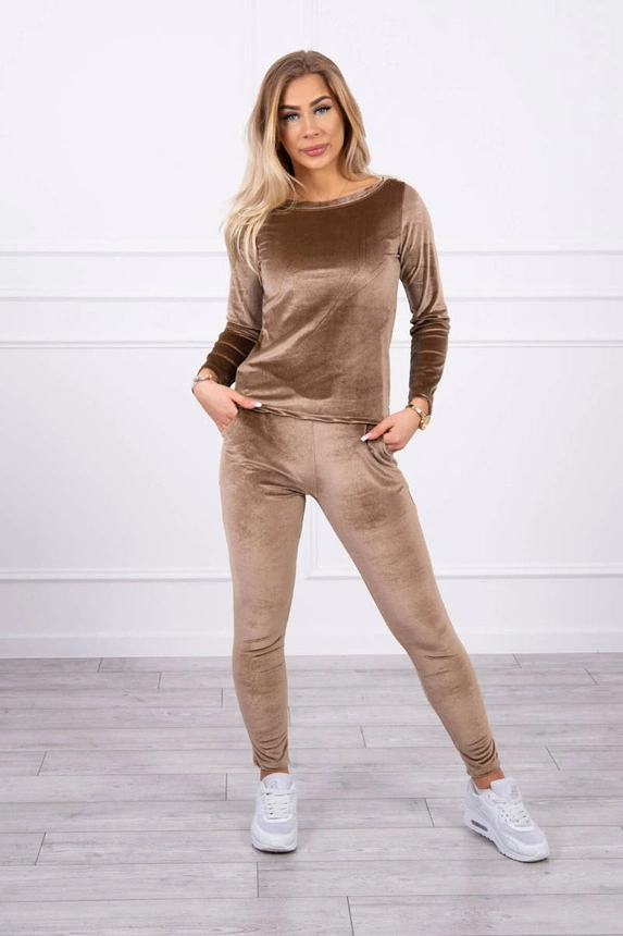 Velor set with ruffles at the back brown