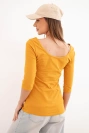 Palaidinė su apvalia iškirpte tamsiai garstyčių spalvos